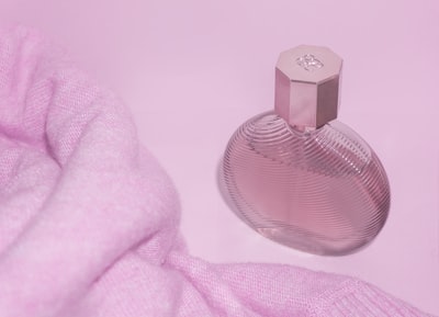 粉红色的玻璃香水瓶

